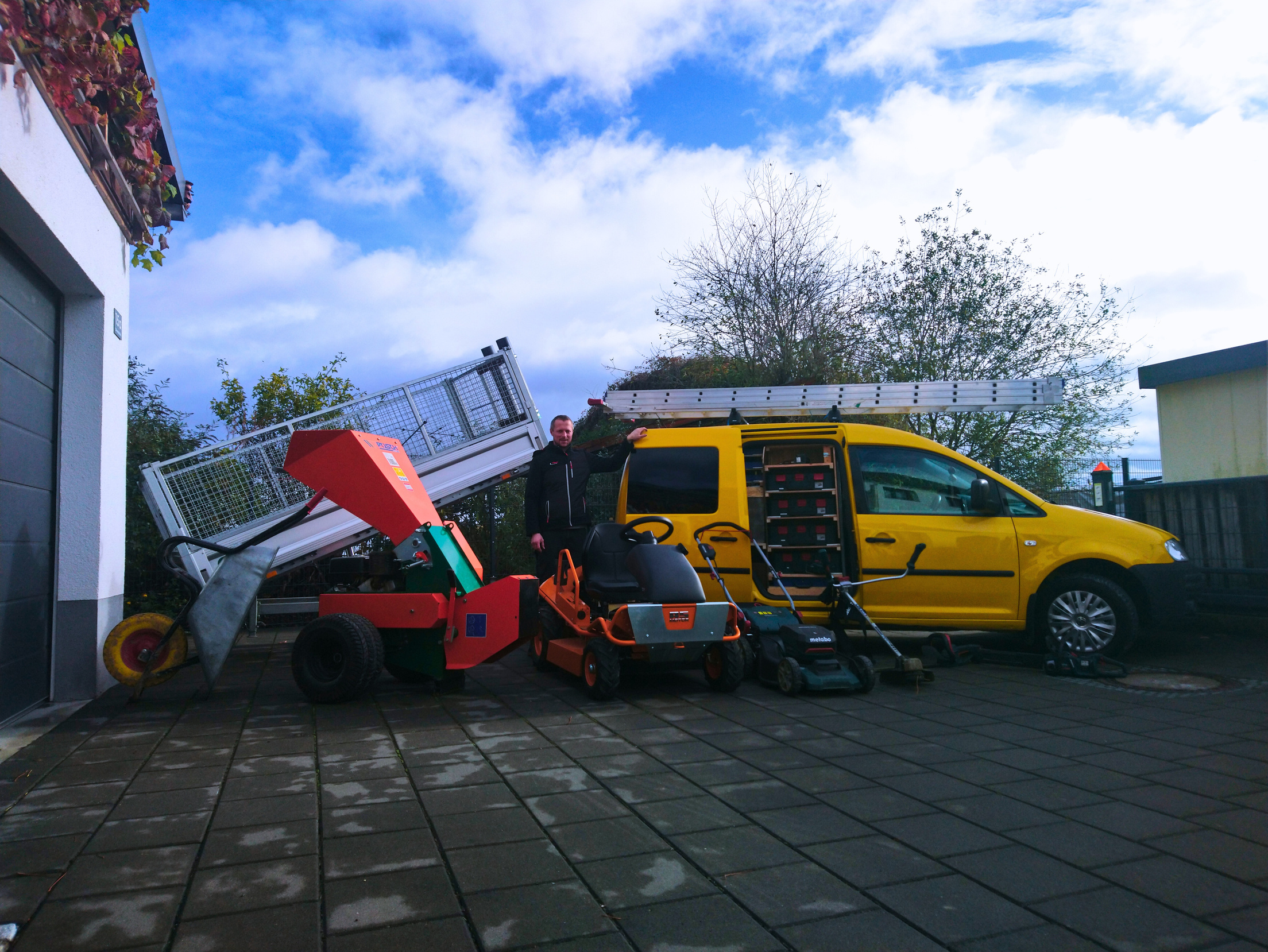 Professionelles Werkzeug von Auto mit Hänger über Häcksler bis hin zu Hochgrasmäher.